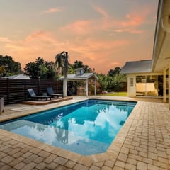Tropical Haven- Heated Pool, Fire Pit, Fenced Yard