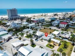 Pearl Beach House - Walk to FMB, Pool & Hot Tub!