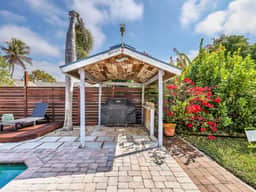 Tropical Haven- Heated Pool, Fire Pit, Fenced Yard
