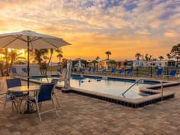 The Little Palm House - Minutes to the beach! - Image 5