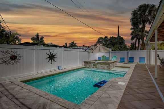 Pearl Beach House - Walk to FMB, Pool & Hot Tub! - Image 1