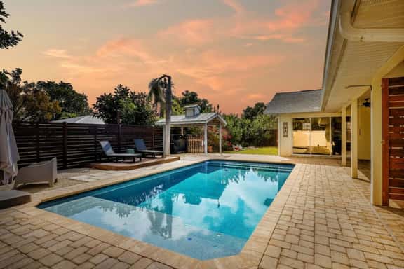Tropical Haven- Heated Pool, Fire Pit, Fenced Yard - Image 1