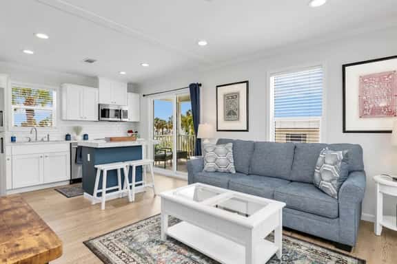 The Little Palm House - Minutes to the beach! - Image 1