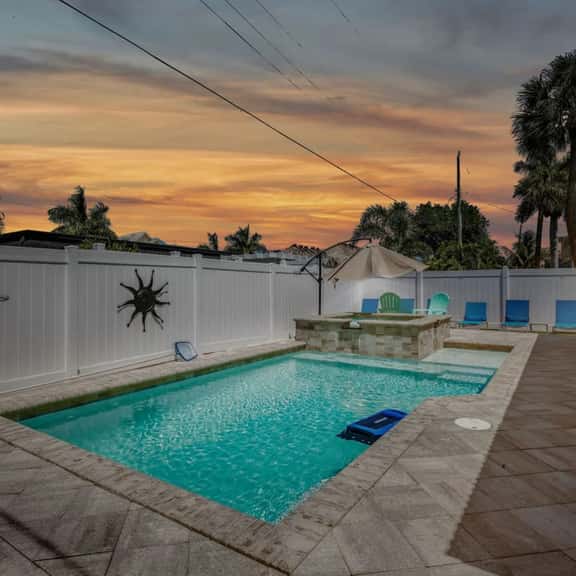 Pearl Beach House - Walk to FMB, Pool & Hot Tub! - Image 1