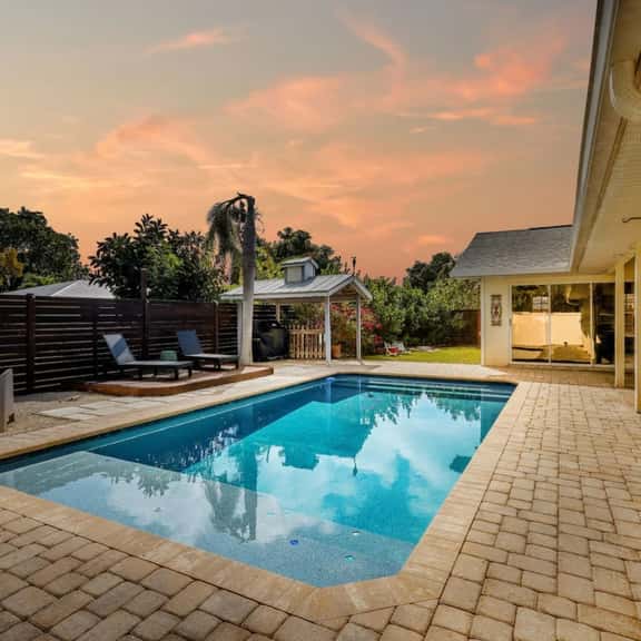 Tropical Haven- Heated Pool, Fire Pit, Fenced Yard - Image 1
