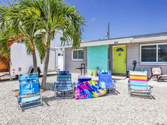 Pearl Beach House - Walk to FMB, Pool & Hot Tub!