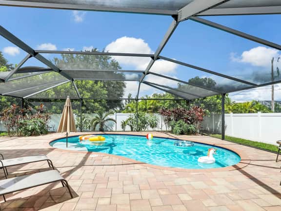 Splash of Paradise - Pool & Fenced Yard!