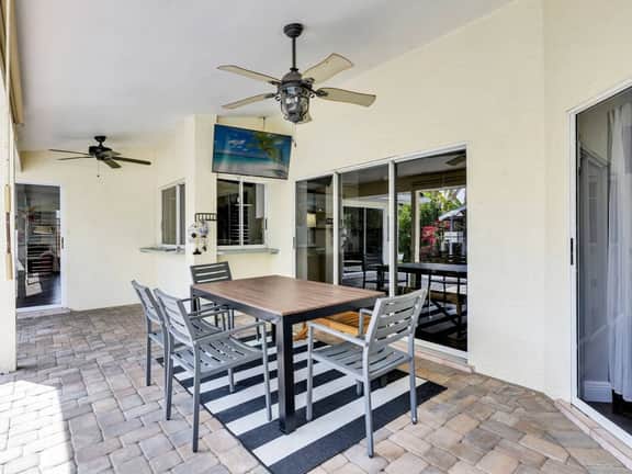 Tropical Haven- Heated Pool, Fire Pit, Fenced Yard