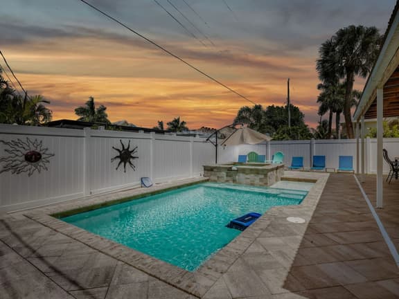 Pearl Beach House - Walk to FMB, Pool & Hot Tub!