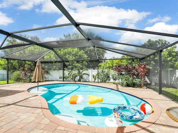 Splash of Paradise - Pool & Fenced Yard!