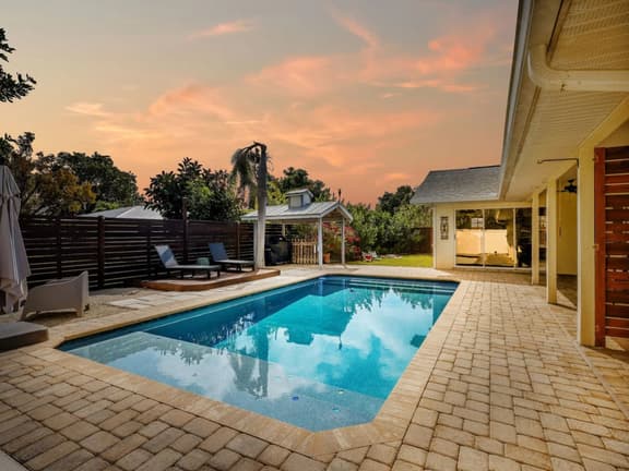 Tropical Haven- Heated Pool, Fire Pit, Fenced Yard