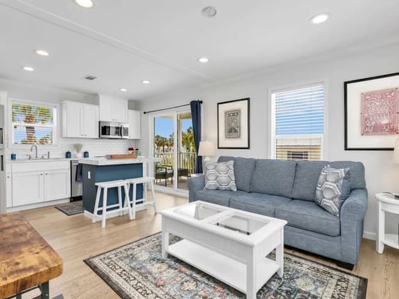 The Little Palm House - Minutes to the beach! - Image 1